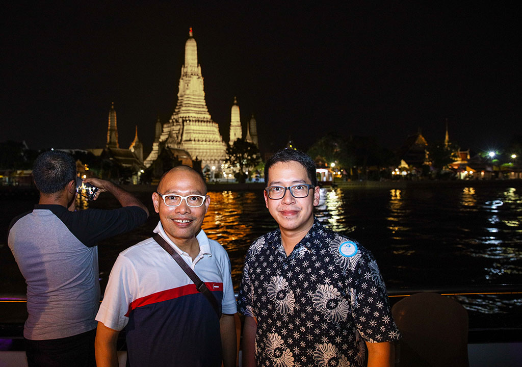 Bangkok Event Photography boat cruise Wat Arun on the horizon.jpg